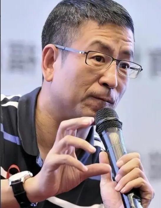 2023年郑州大学那场演讲，现在想起来还觉得震撼。本来报告厅早被挤得满满当当，学