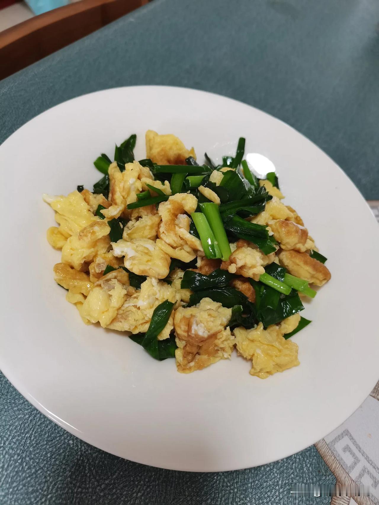 有没有和我一样喜欢吃韭菜的？尤其腌韭菜，就爱这一口，韭菜一定要腌好现吃才好吃，不