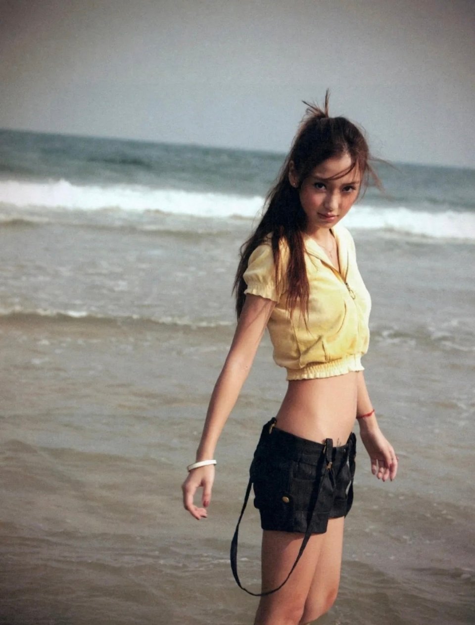 高中时期的Angelababy简直是青春白月光模板！清透素颜感妆容衬得五官精致又