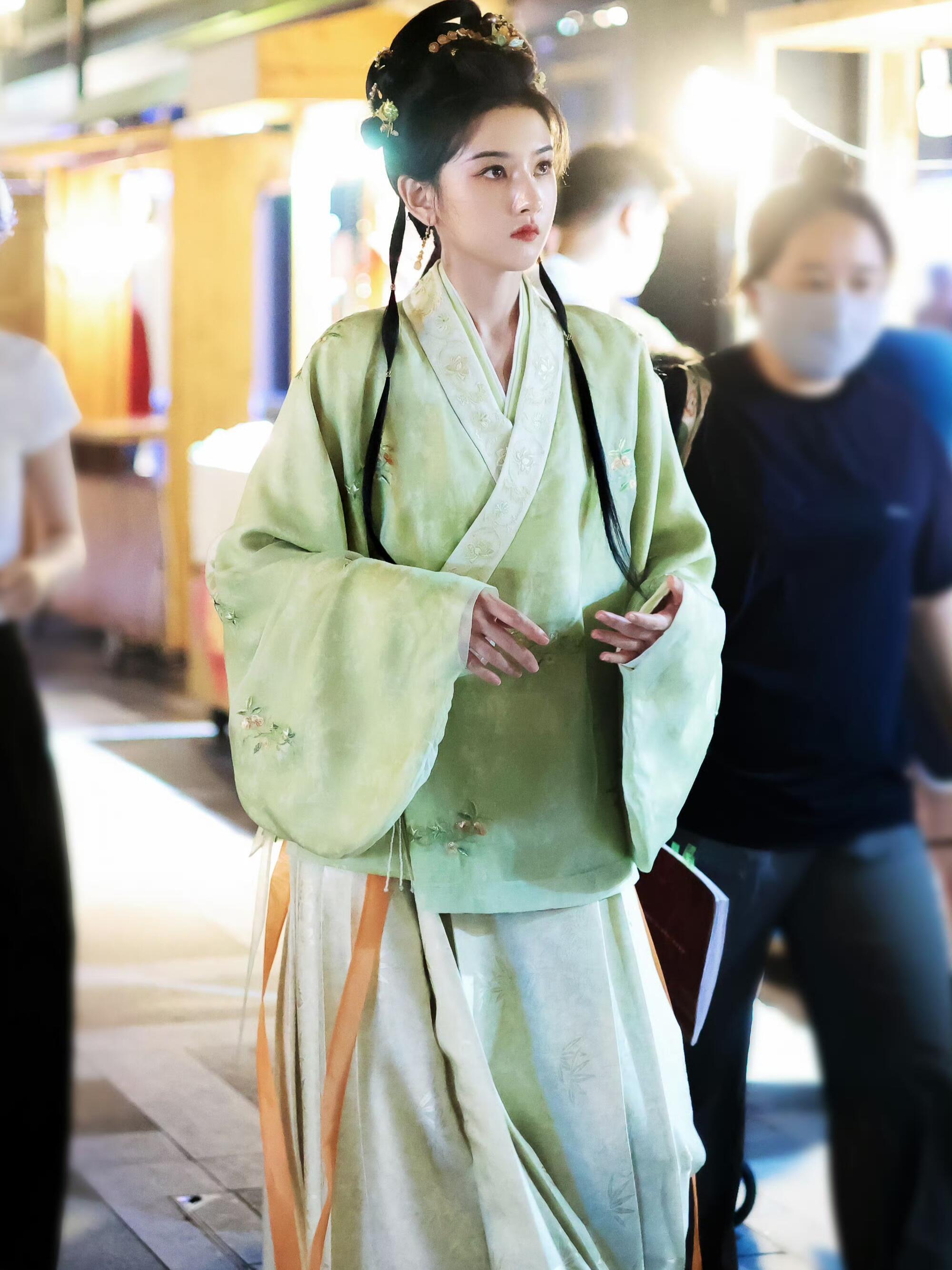 接下来真的是明制古装剧大爆发的一年了杨紫的《家业》，宋祖儿的《表妹万福》，王楚然