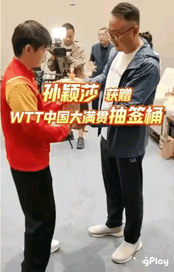送的依依不舍：小心点，抱住了，老贵了！
莎莎：撒手吧你，都说给我了，不能反悔！