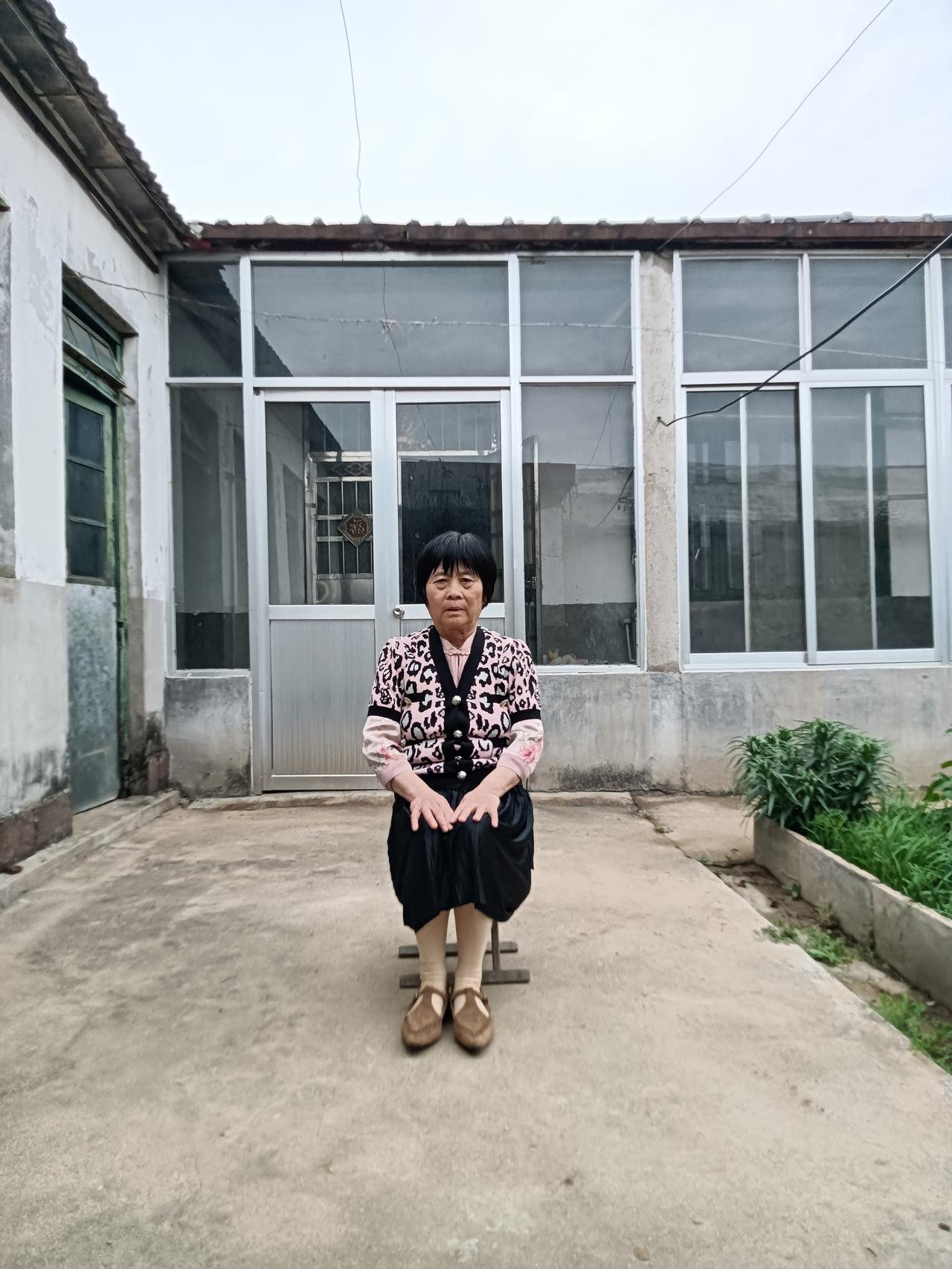 人和人世间爱富皆嫌贫
藏头诗
文/李兴伟
人世之中穷富分，
和颜悦色人与人。
人