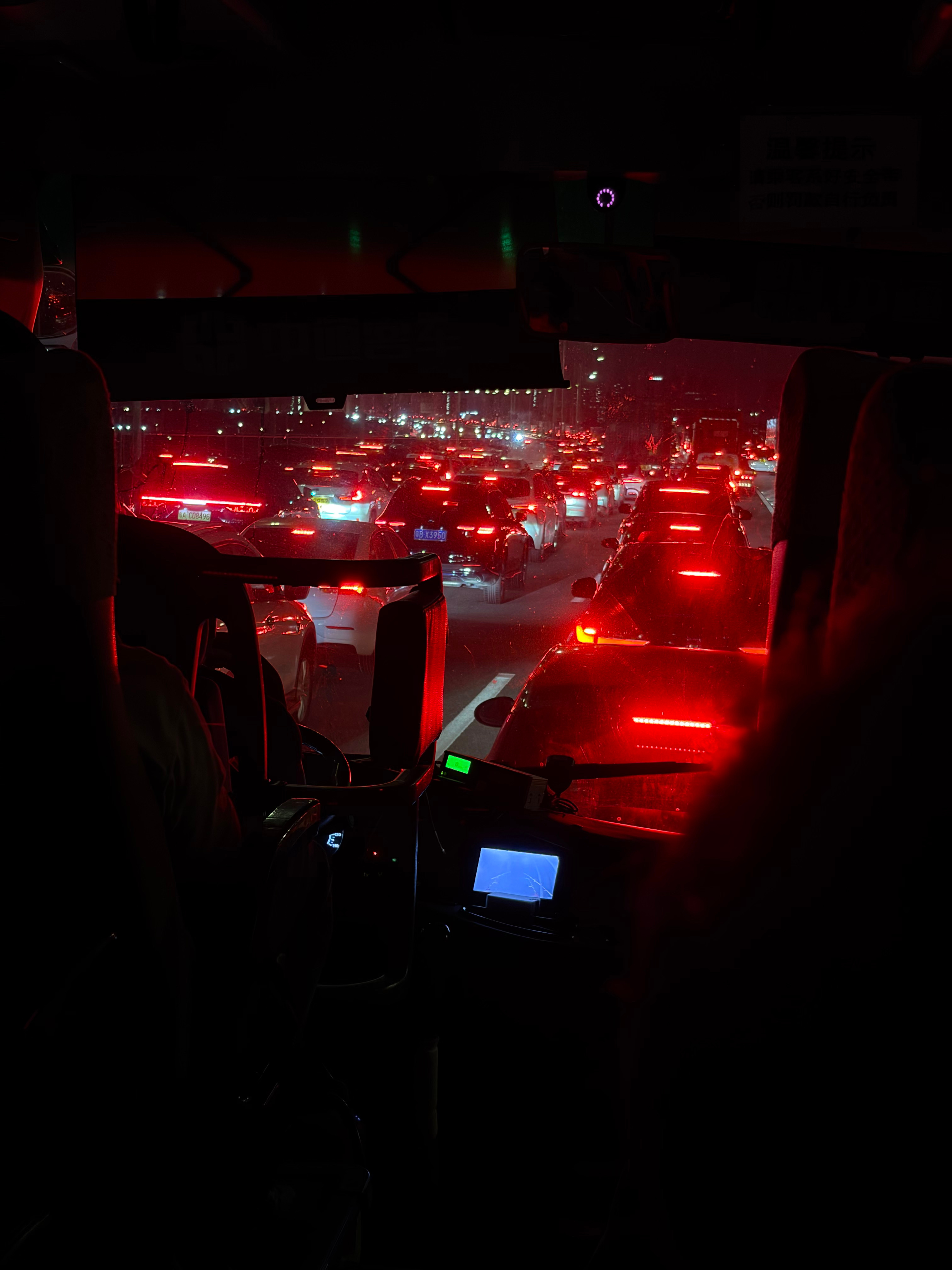 人都麻了上车睡了一觉，以为怎么都快到广州或者东莞了睡一觉醒来发现堵在高速路上了，