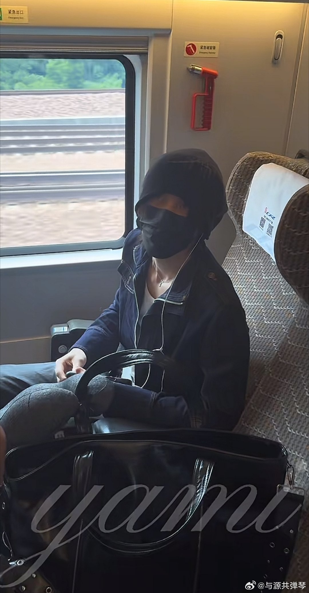 李权哲高铁占座所以这到底是本人原因还是官方原因虽然说是安排座位变更不清楚，但是把