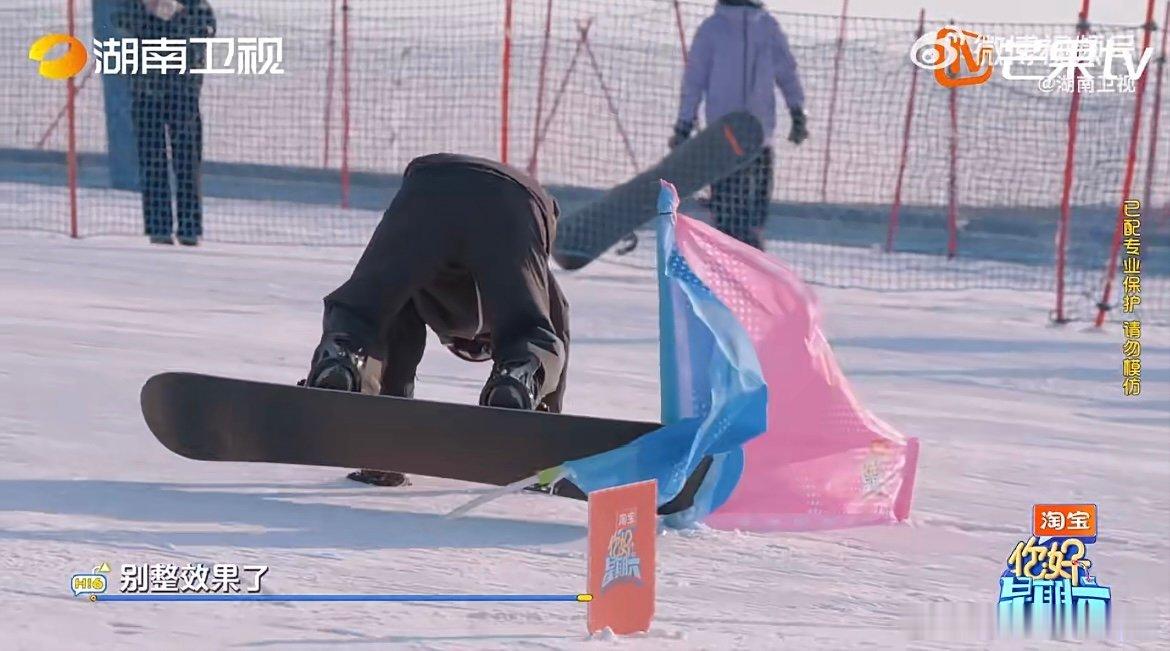 别人是滑雪高瀚宇是蹦雪 反差感笑不活了！武大靖丝滑滑行，高瀚宇直接蹦着过障碍，一