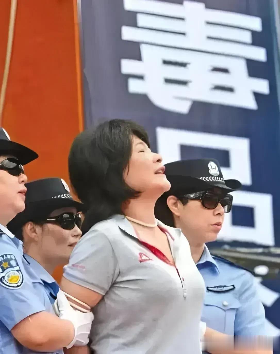 2015年的公审大会上，女毒枭胡巧贤被判死刑后，仰面长叹，老泪纵横，她悲痛欲绝。