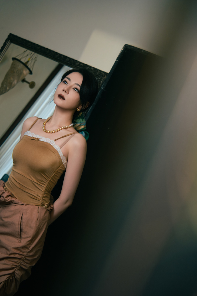 迪丽热巴眼镜红唇禁欲系 金丝眼镜框住温柔眉眼，浓郁红唇自带冷艳滤镜，禁欲感扑面而