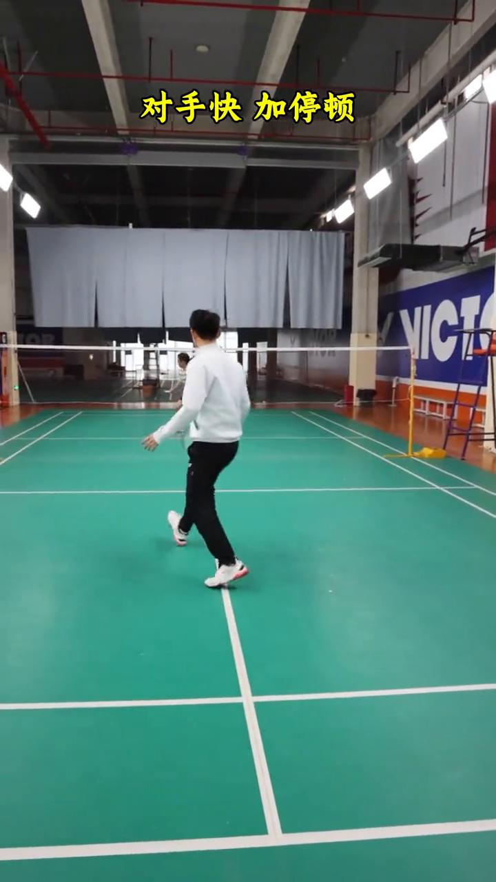 羽毛球战术三字经。
重杀完要跟进，过渡球要加速，放近网原地抓，远网球要抓推，对手