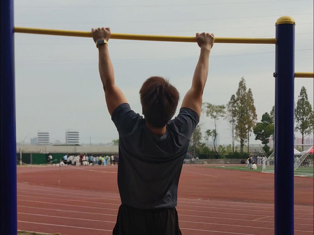 令人惊讶的是，国家体育总局公布的数据显示，10个成年男性中至少有9个拉不了5个引