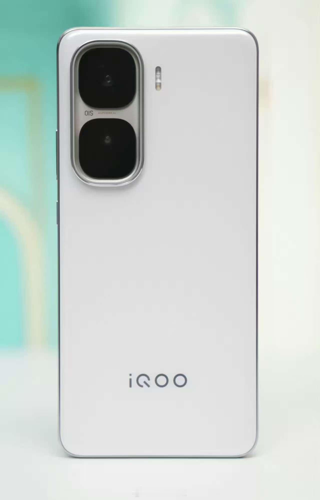 如果纯买来打游戏的手机，可以考虑iQOO Neo10Pro+和一加Ace5至尊，