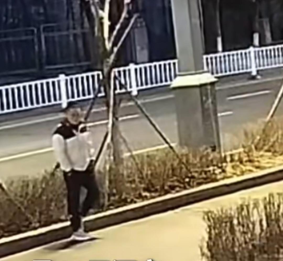 4月23日深夜，鹤岗的街头万籁俱寂，一名青年却在武警鹤岗支队营门外焦灼徘徊。他是