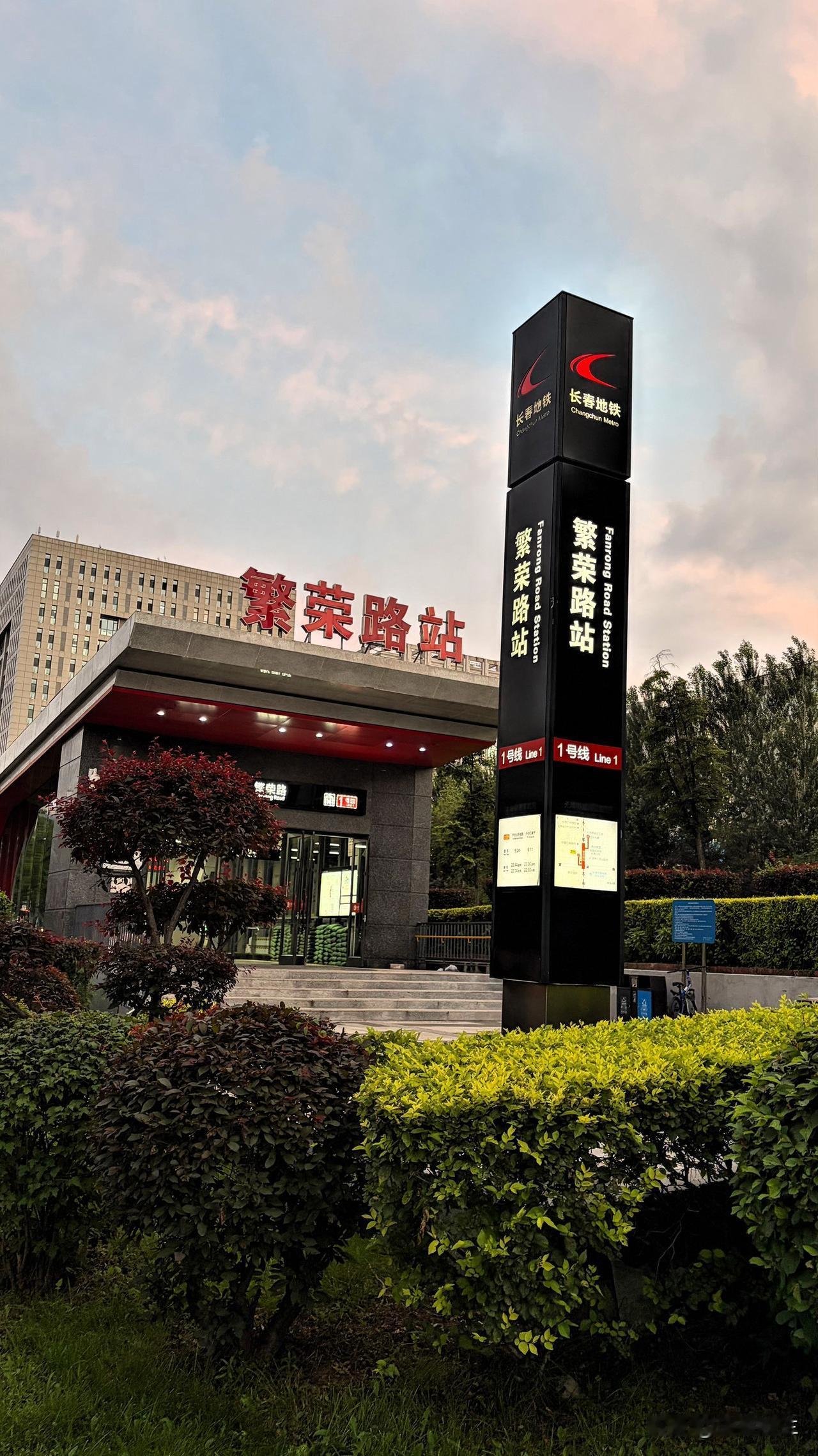 带着两个孩子自驾游，选择酒店就比较困难。


首先要有停车场，停车出入都方便；房