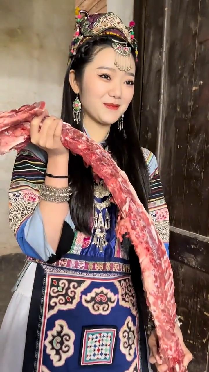 从来不怨命运之错，不怕旅途多坎坷，向着那梦中的地方去，错了我也不悔过。人生本来苦