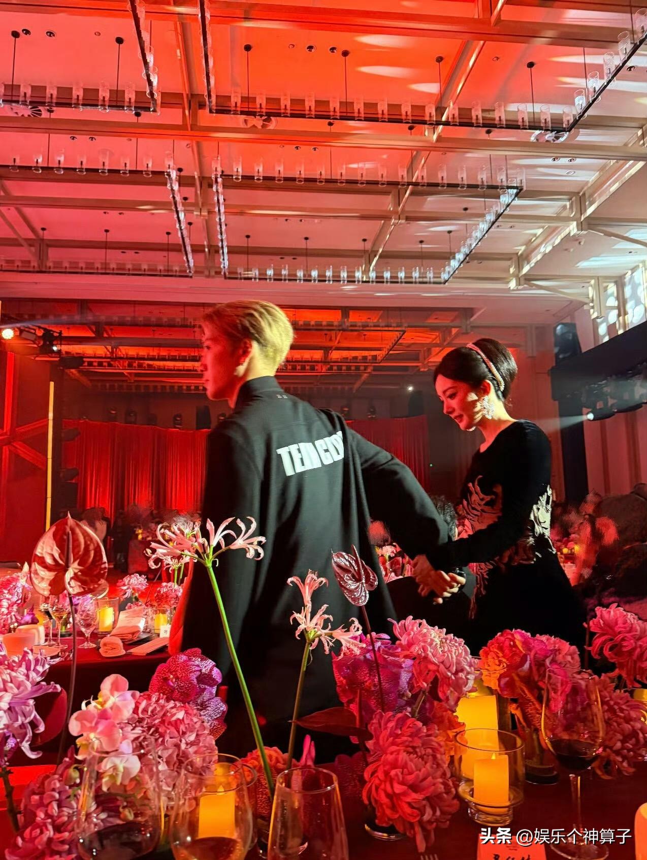 有点好磕！王嘉尔杨幂芭莎晚宴这牵手画面，也太唯美了吧……
时尚芭莎盛典红毯，杨幂