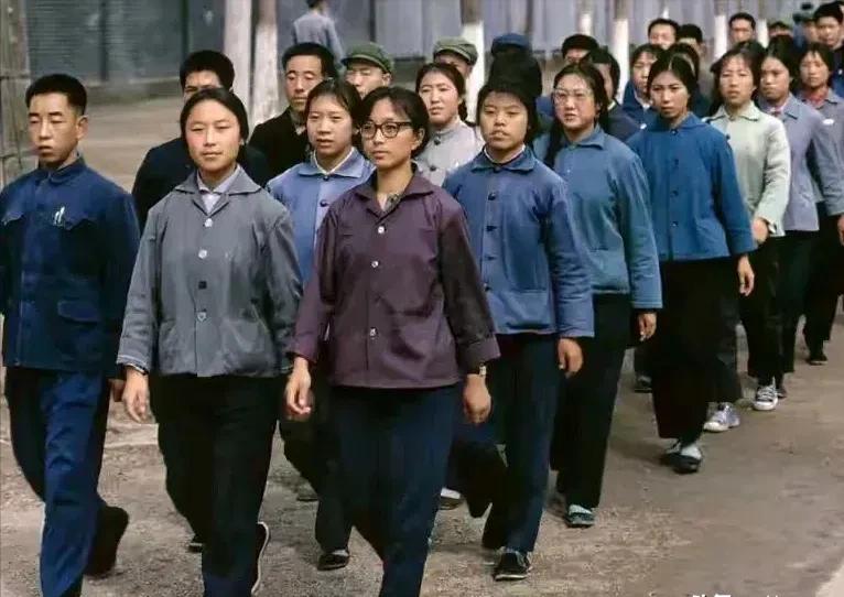 这张老照片，谁看了都说是假的， 这帮人的衣服， 款式全是一模一样， 也就颜色有点