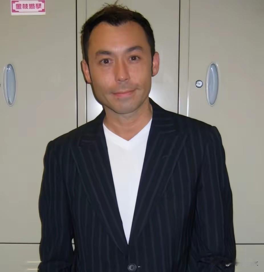 一时想不起来他演过什么电影了，看着面熟，就想起来，就是和工作一样，有事从早上九点