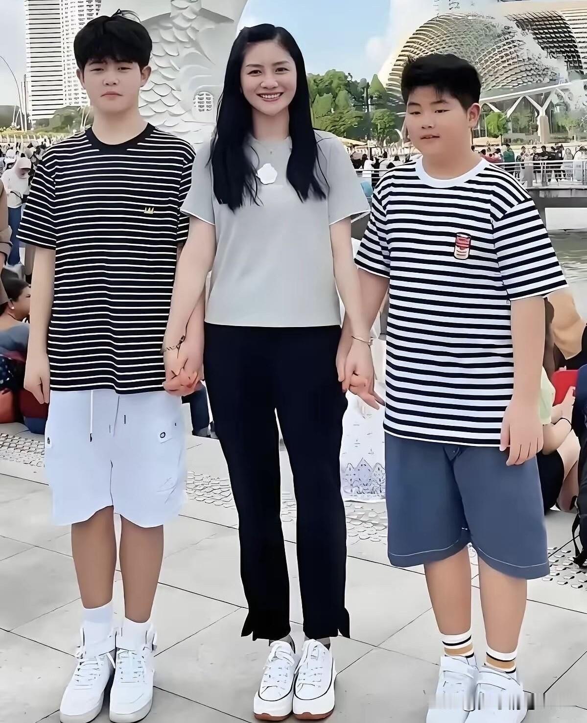 妈妈长得那么漂亮，两个儿子却相貌平平。沙溢年轻时非常帅气，胡可也是美人胚子一个。