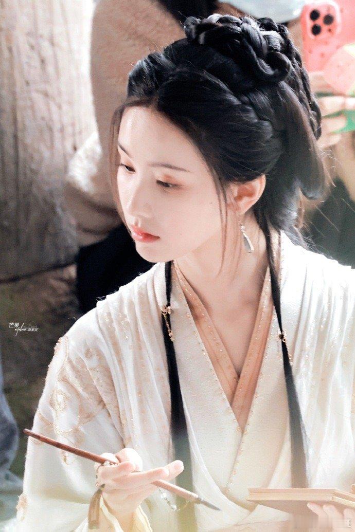 #陈都灵新剧好一个主心蛊#她的容颜，就如同一朵盛开的牡丹，富贵华丽，却又透露着一