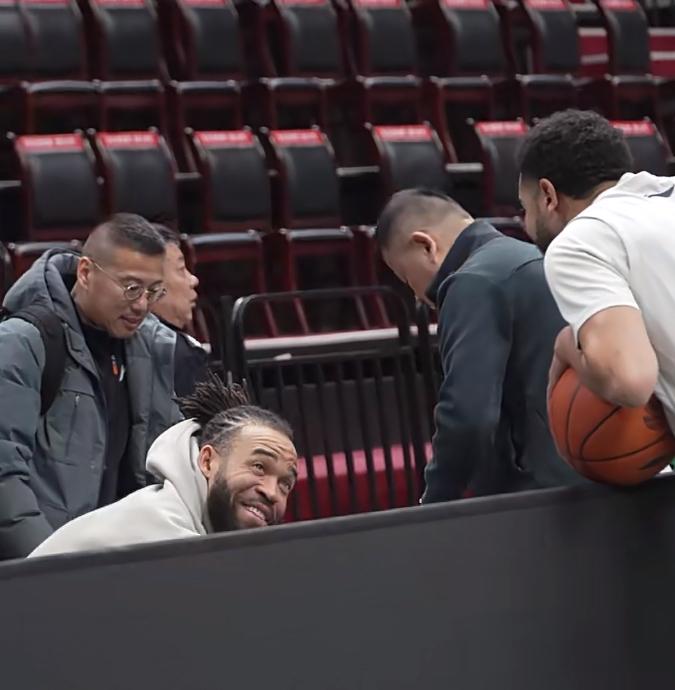 外援麦基、哈维赛前亲切交流，昔日队友今晚对手，赛场对决究竟谁更出色？

3月21