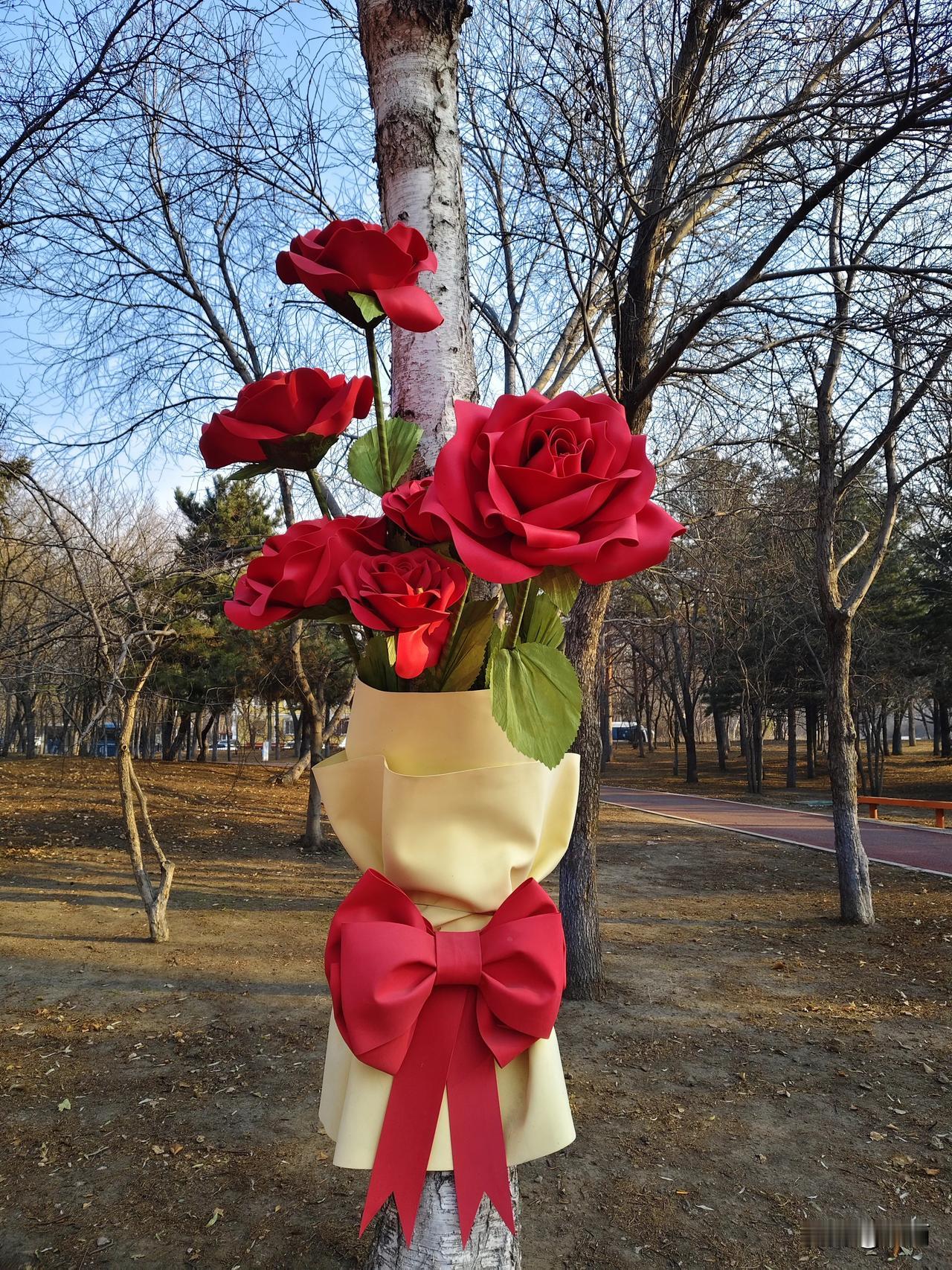 领着老妈逛公园，看到大树装饰的玫瑰花🌹，心情美美哒，昨天友友劝我不要内耗，想想