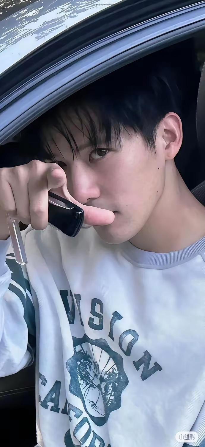 谁能告诉我他是谁
我们家丫头手机开机屏保都是他的照片[what]