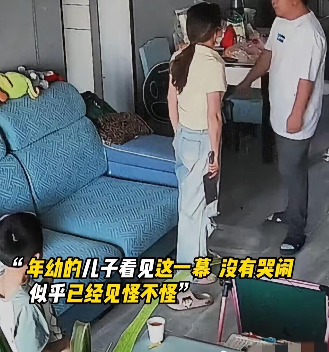 居然有如此狠毒的女人！
女子婚内出轨，回家拿菜刀逼自己的丈夫离婚，丈夫不同意，和