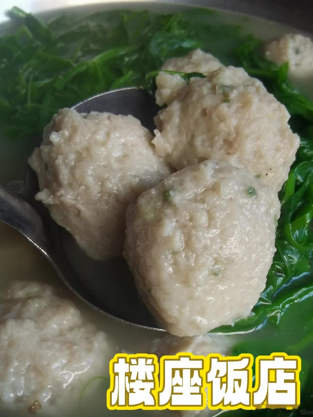 雅安美食推荐·楼座饭店开在名山人民医院旁不远处，一家楼梯造型很奇特的特色小店，门