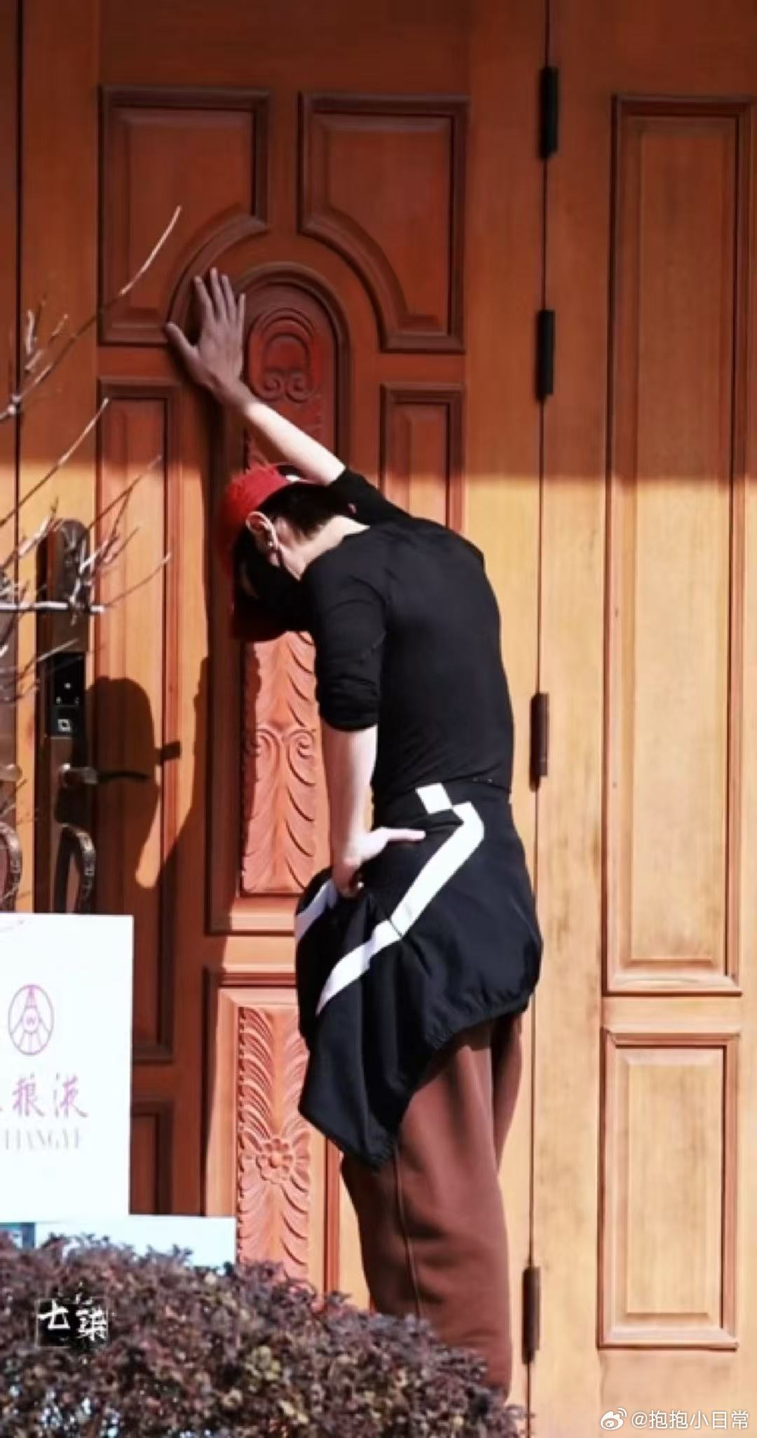 代旭回应录综艺被锁门外代旭回应敲门神图callback胡羞开门 网友一直玩梗的敲