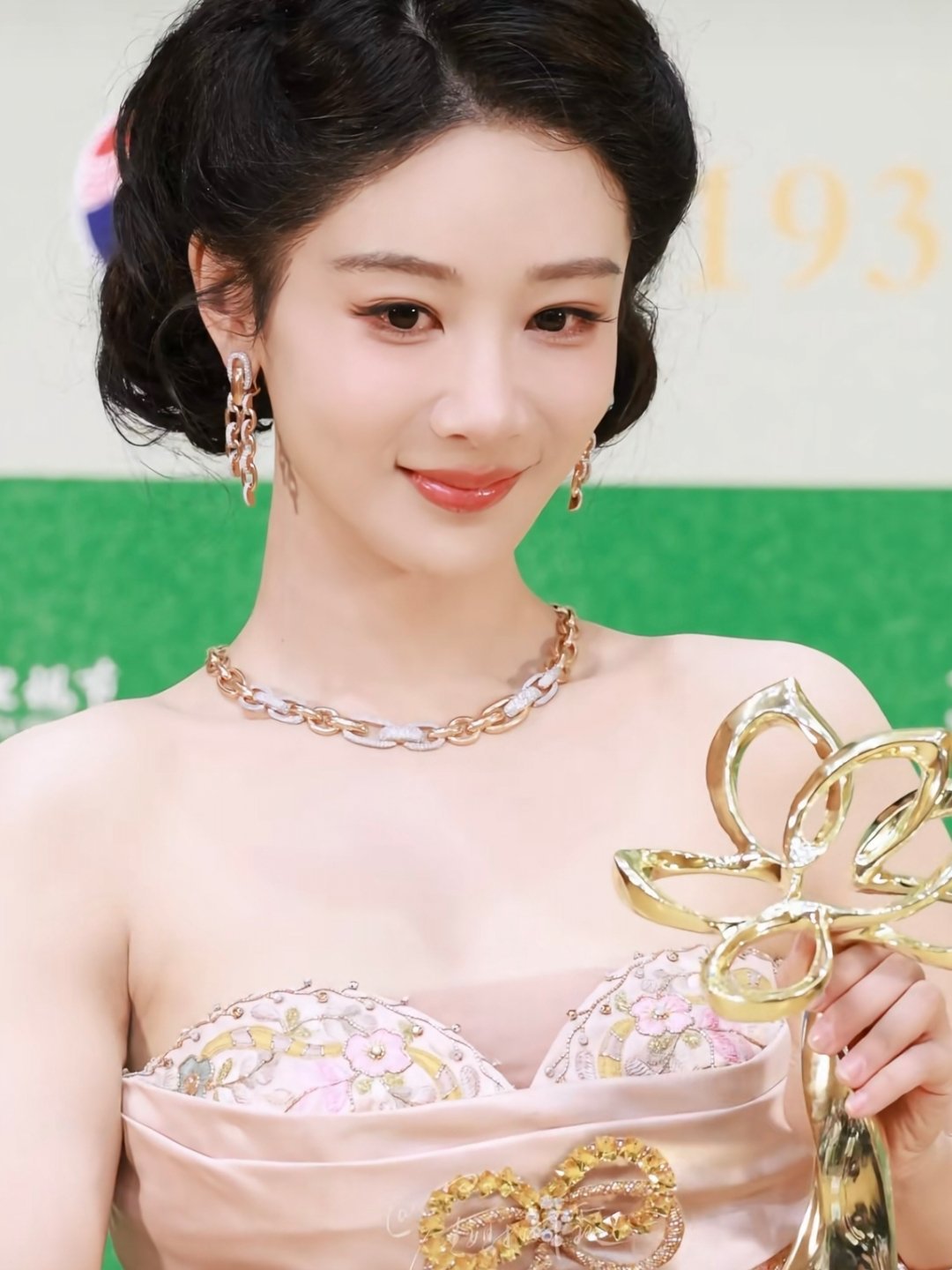 杨紫亲奖杯🏆 奖杯不是终点是起点