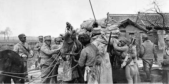 1935年，3万红军穷得只剩草鞋，冲进遵义抄了个军阀的家，12天后，竟背着几十万