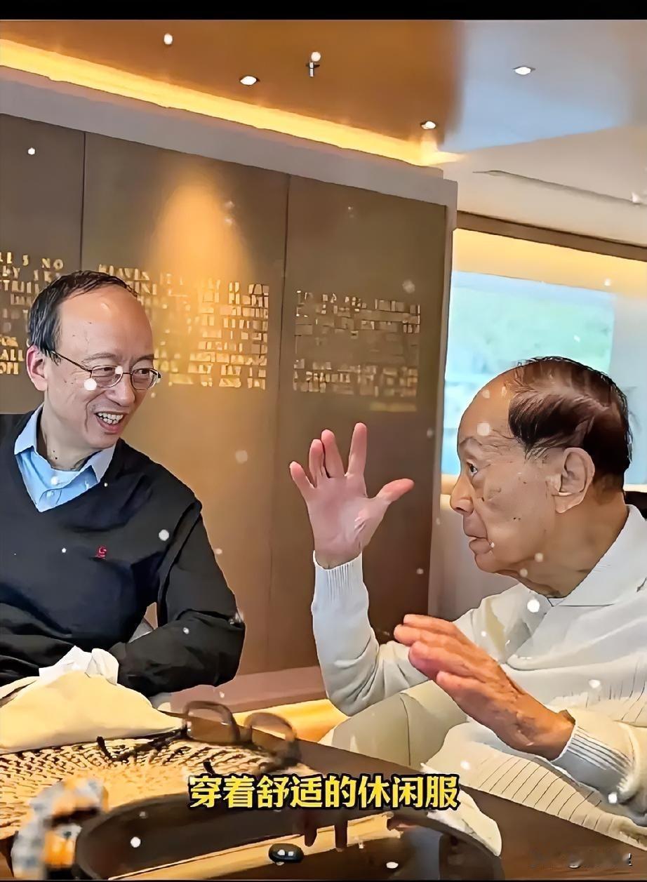 97岁李嘉诚近照曝光，
和医生吃火锅聊天，
这个李老头
富贵又长寿
精神状态惊人