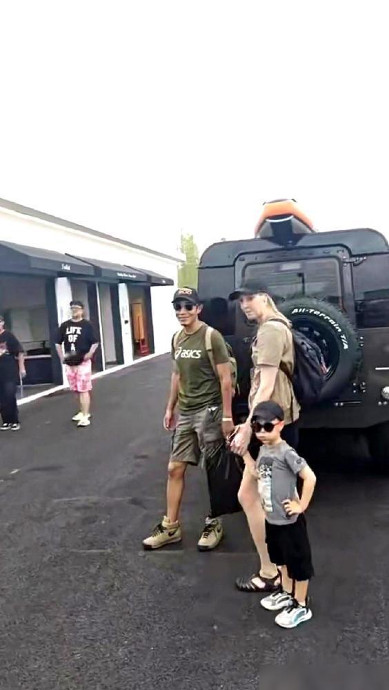 撒贝宁这次春节返乡，一个人，直接干沉默了内娱多少明星的保姆团队。
 
没助理，没