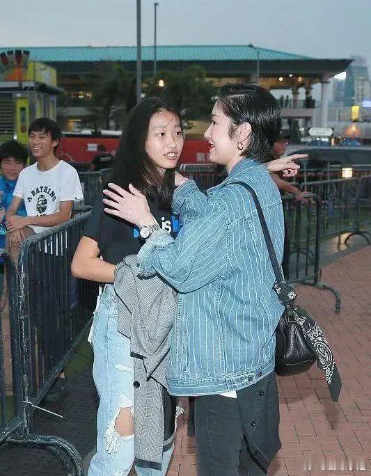 陈奕迅的女儿陈康缇出落成一个少女，样貌好像更像妈妈啊～ ​​​
