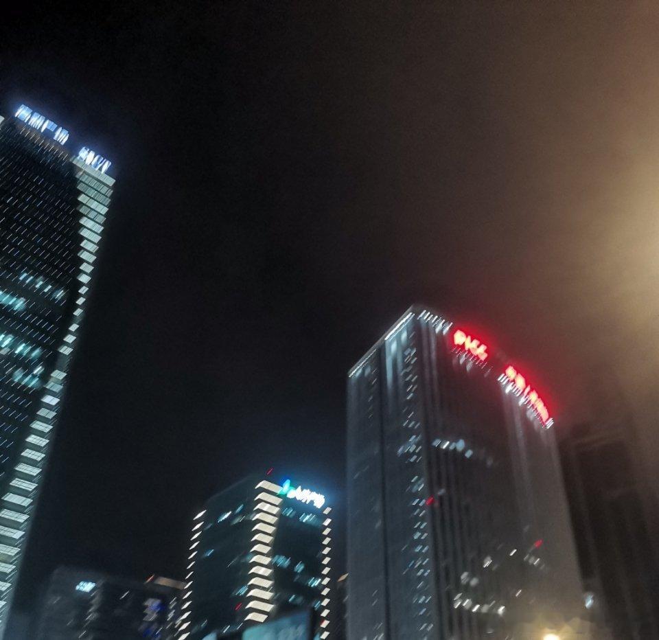 原来最能代表成年人的夜晚，不是热闹的夜市，而是这些还亮着灯的写字楼。有人在里面敲