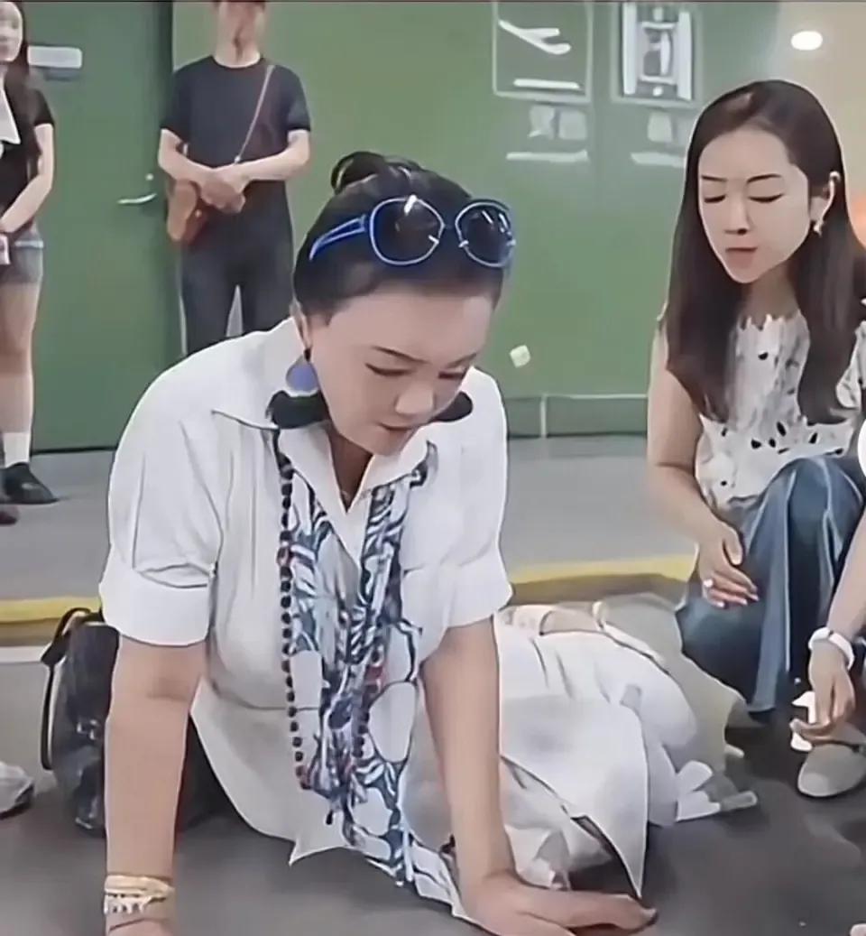 67岁张兰在机场不小心摔倒，第一反应不是喊疼求助，而是立刻冲人群大吼“都别动”。