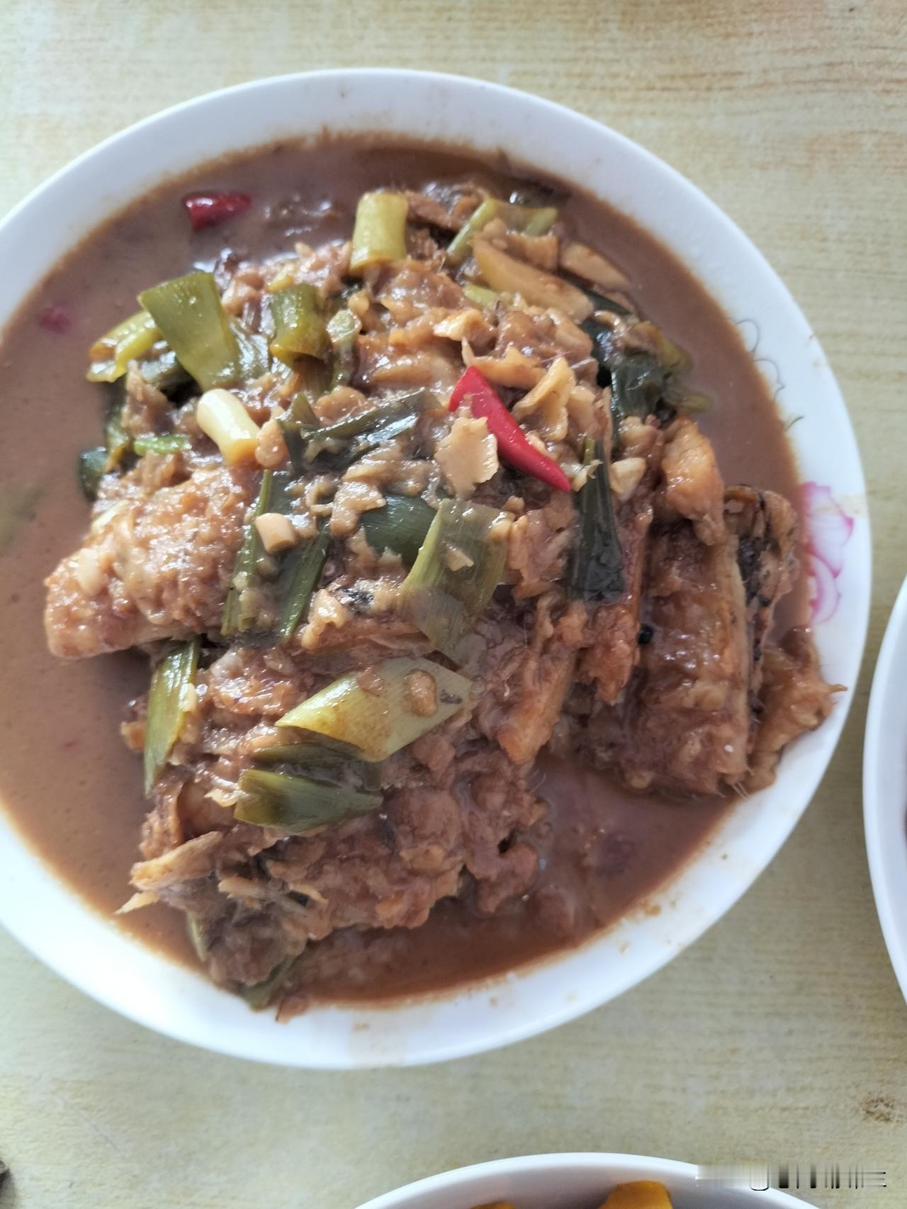 今天中午3个菜，炖带鱼，炒菜头，炸花生米。

带鱼是星期天去市里的时候，在小超市