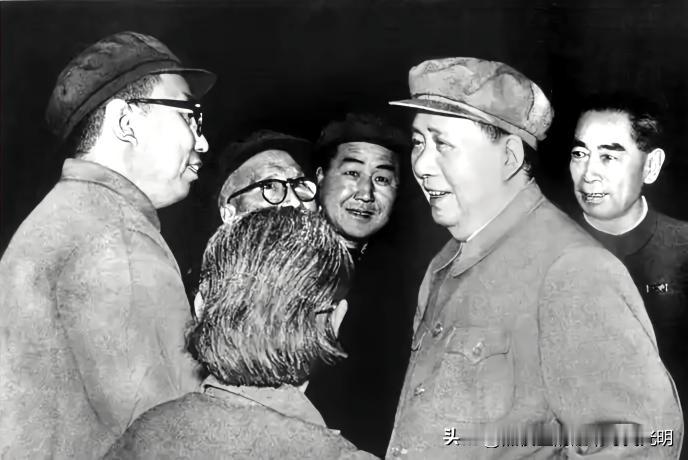 61年前，毛主席在湖南与华国锋亲切交谈

这张历史老照片摄于1965年5月，长沙