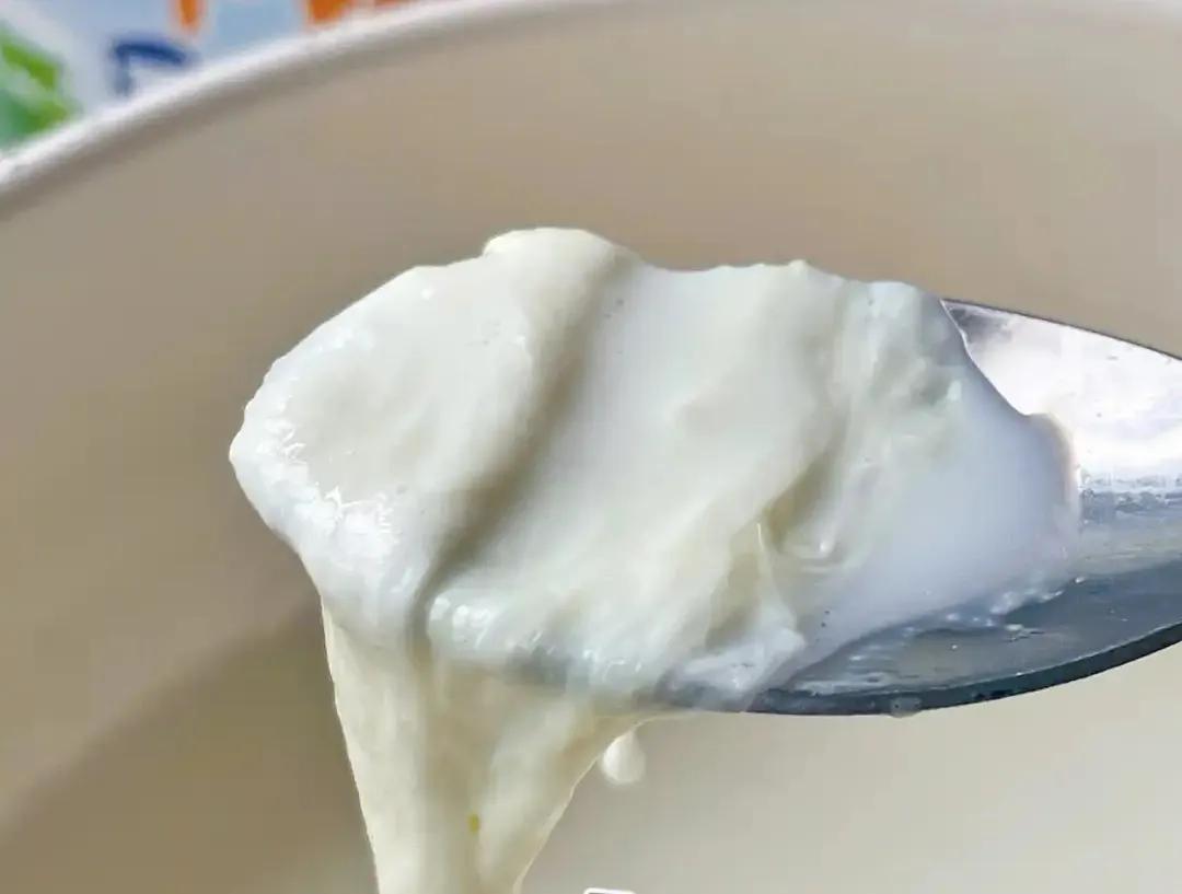 为什么散打的牛奶可以结一层厚厚的奶皮子，袋装和盒装的牛奶即便煮了也没有奶皮子呢？