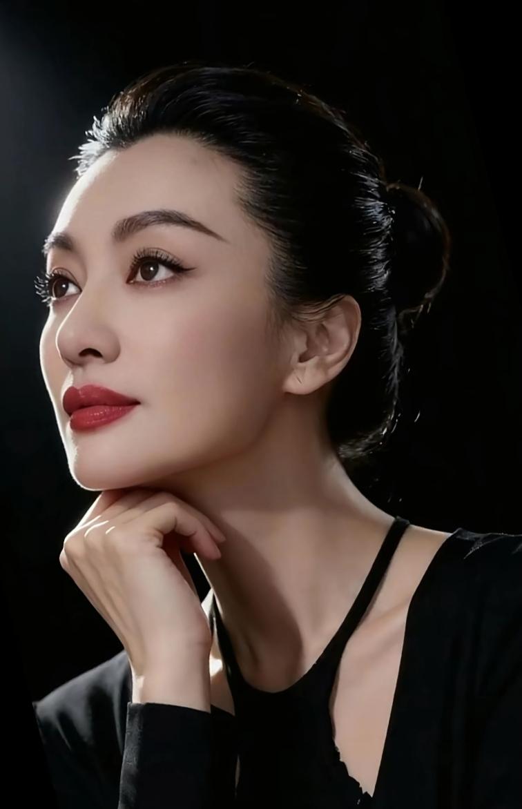 做人实不易，
男女都在找寻理想伴侣。

女人所追求的，
是藏着靠谱与真心的男人，