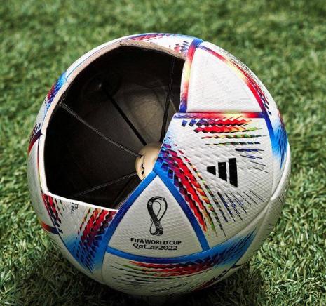 【⚽️ 2026年世界杯将采用新型“智能”足球】每颗阿迪达斯足球内置一个14克传