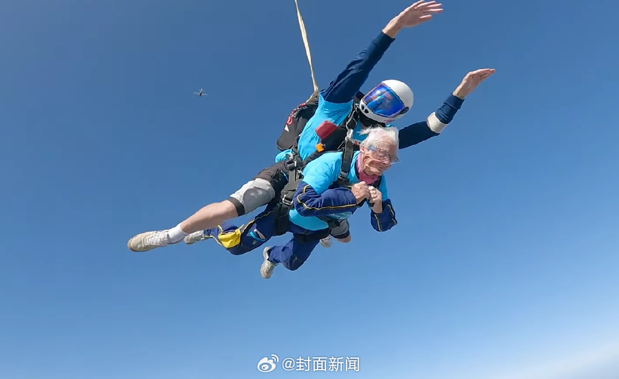 【#英国102岁老人高空跳伞庆生#】据英国《卫报》报道，当地时间8月25日，英国