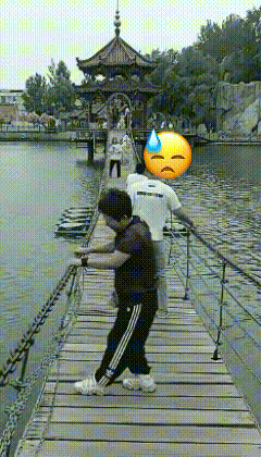 真看不下去，出来游玩别把自私当随性！
 
这位大妈在景区的铁索吊桥上，兴致上来就