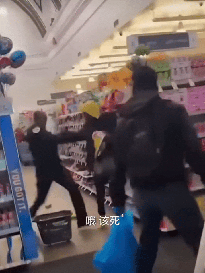 一物降一物，为了避免被说歧视黑人，英国一超市开始用黑人保安抓黑人小偷了。这招看着