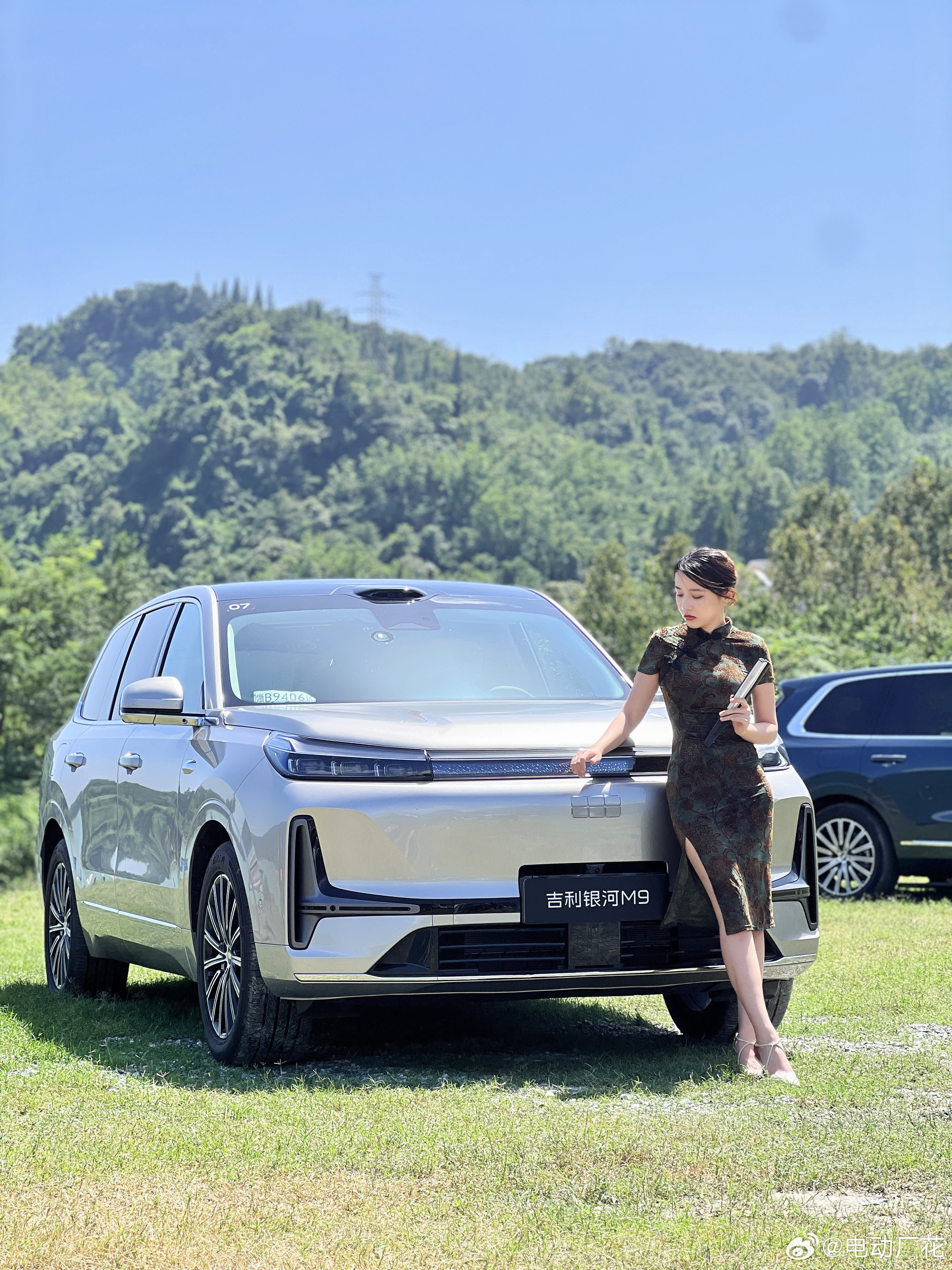 阳光正好～遛熊猫🐼…全家都爱银河M9新能源汽车 ​​​