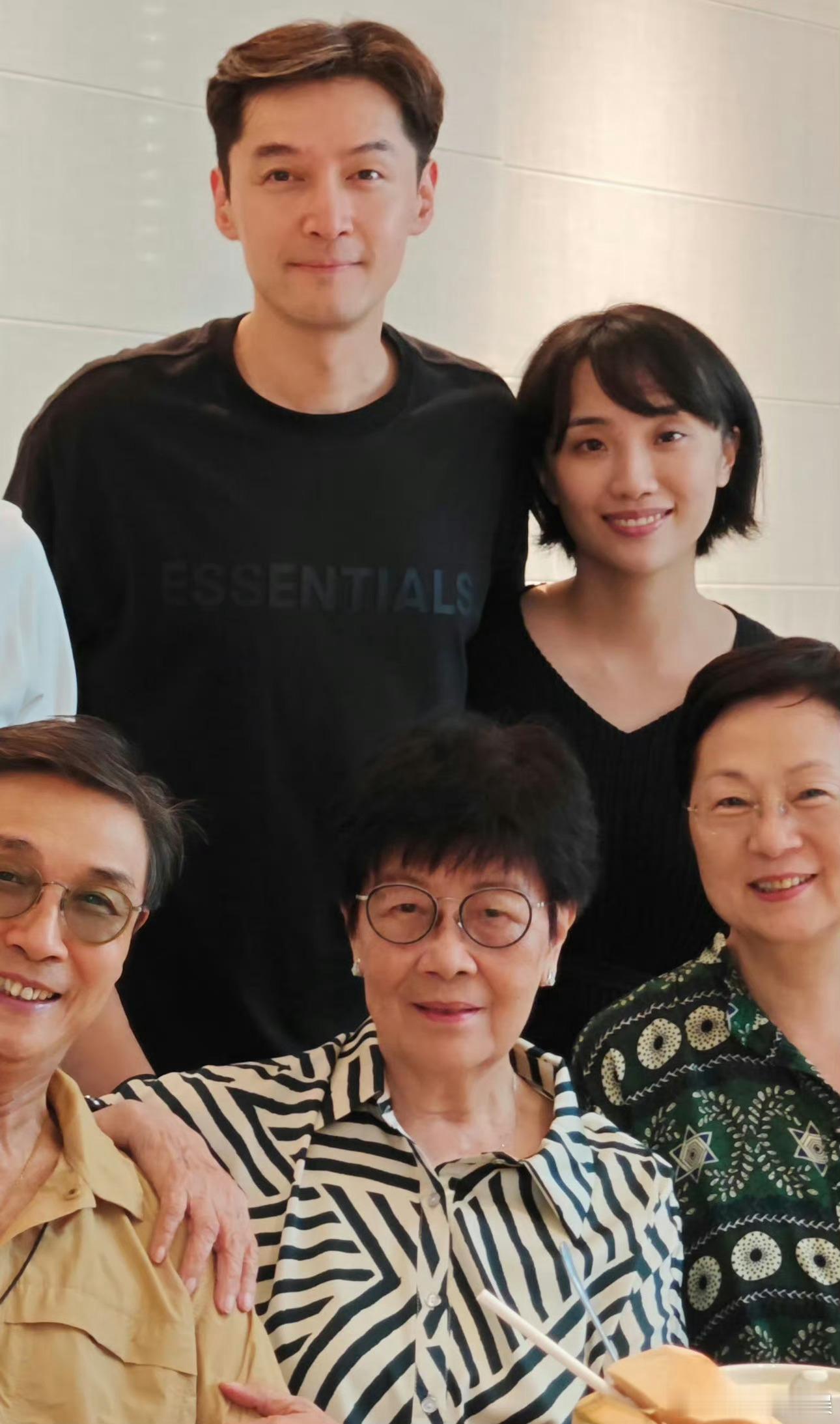 #胡歌和老婆同框照#好有气质的嫂嫂[爱你][爱你][爱你]一下就明白胡歌为什么会
