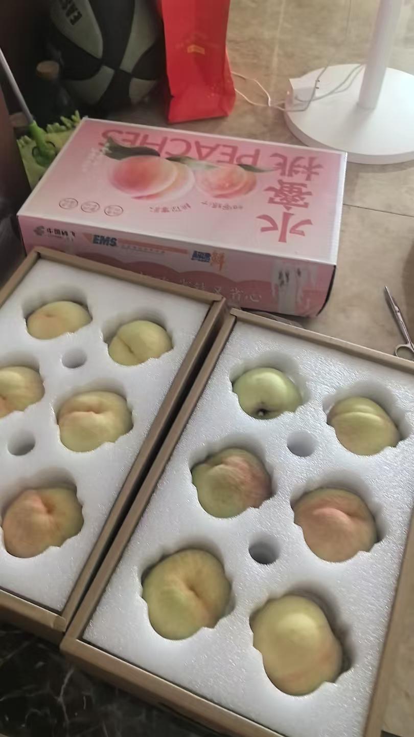大堂兄桃园里的最后一波晚熟湖景桃子。