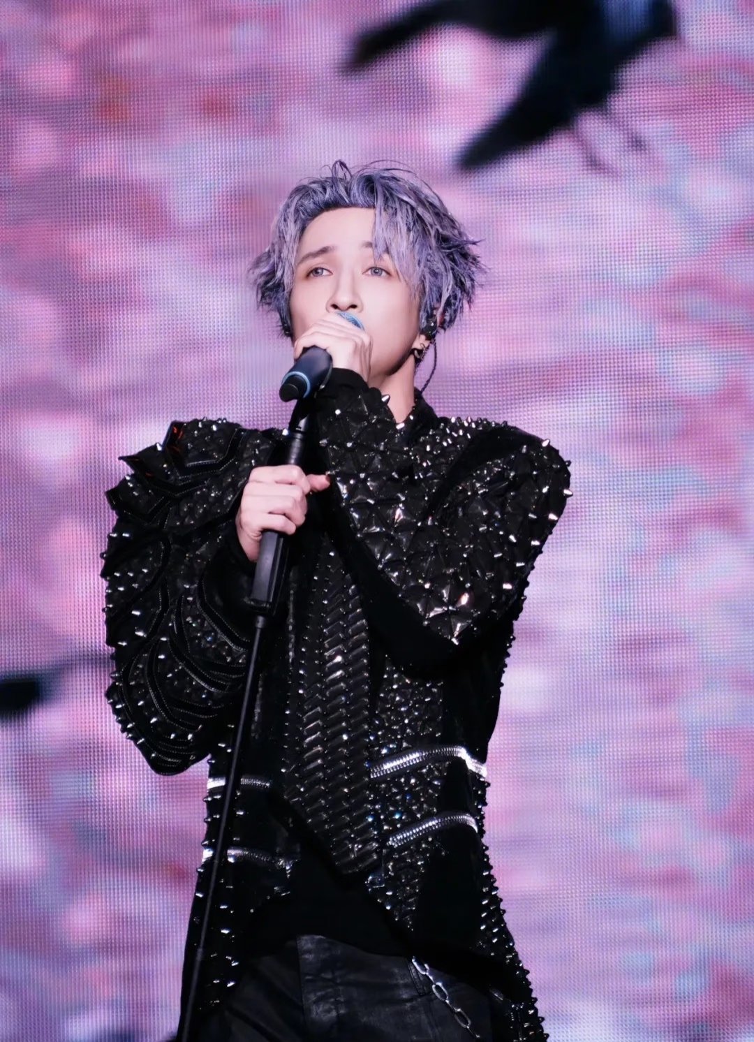 薛之谦演唱会 薛之谦“万兽之王”巡演拉开帷幕，其采用的全球最大四面舞台与实验性音