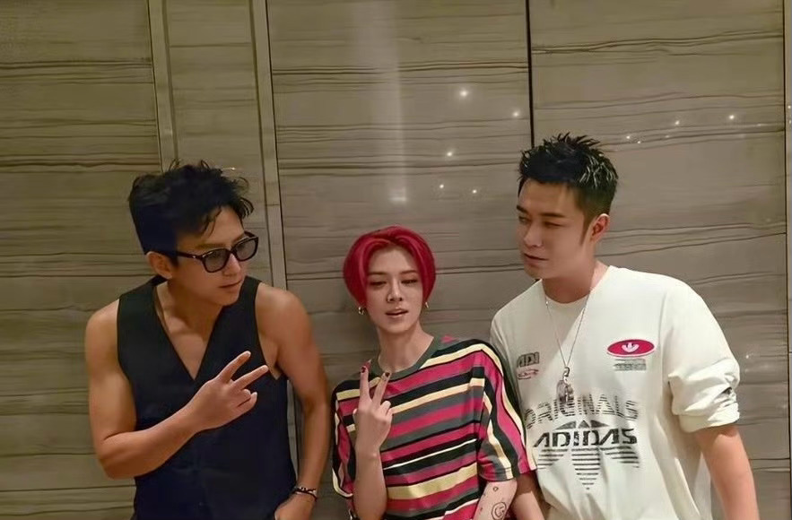 邓超鹿晗陈赫这张合影是美颜开大了吗？鹿晗怎么这状态？