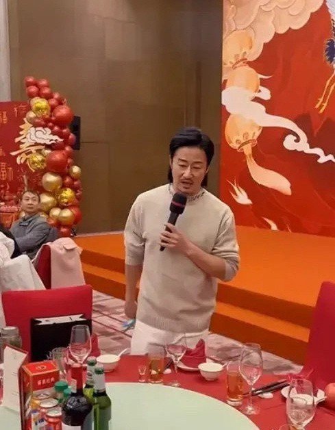 吴京家宴曝光！父亲80大寿不摆茅台摆大窑，这波情怀营销太顶了[赞] ​​​