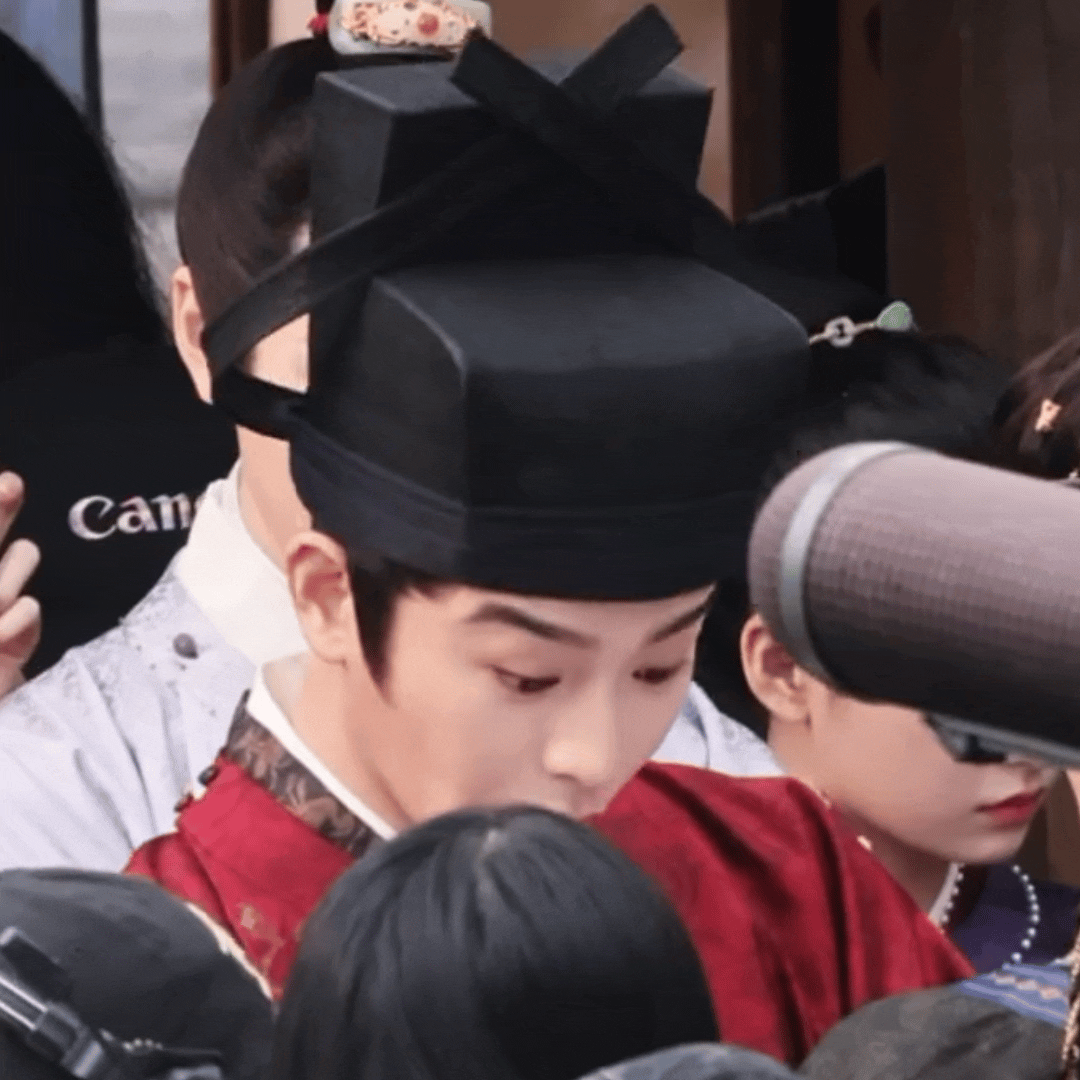 丁禹兮司宫令里的这个帽子正面看竟然这么长，怪不得他必须侧着头才能离开房间 